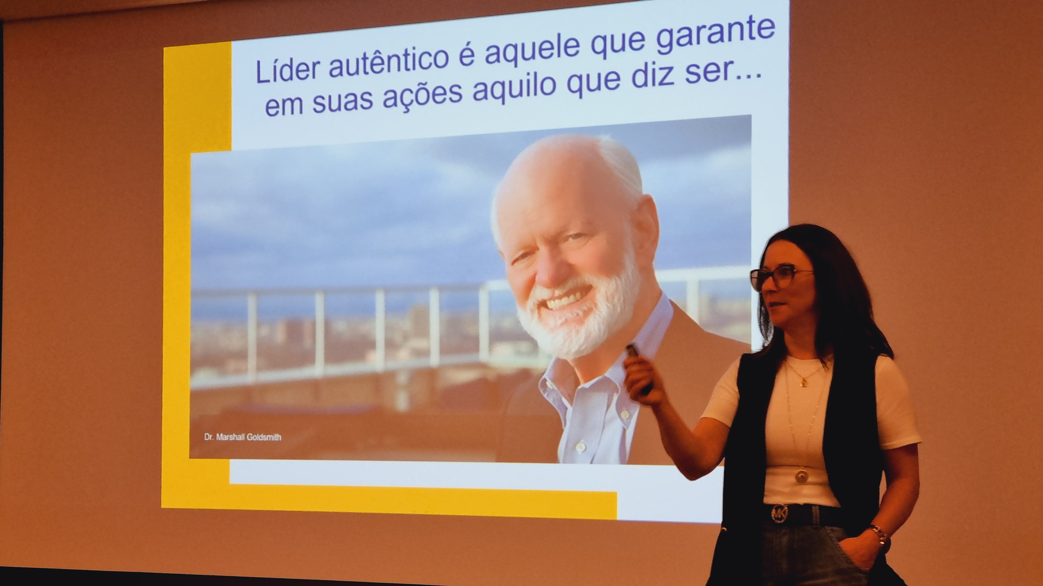 Tuly Rocha em apresentação sobre liderança