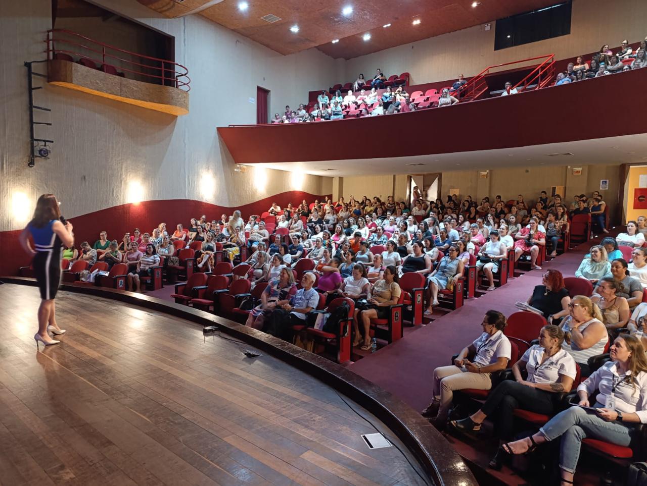 Auditório acompanhando apresentação de Tuly Rocha