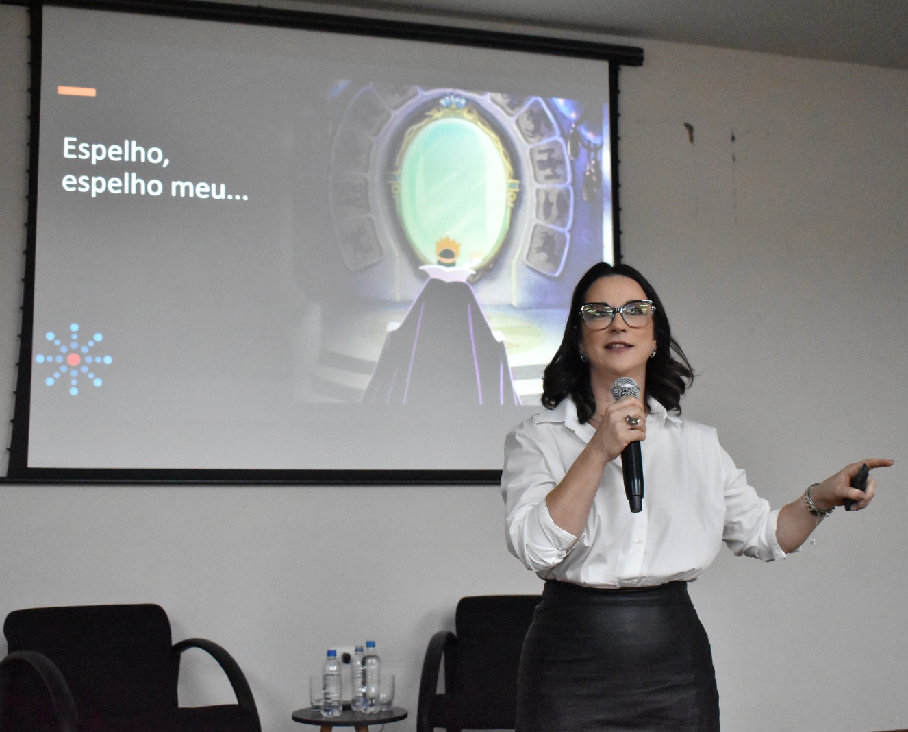 Tuly Rocha apresentando em palestra